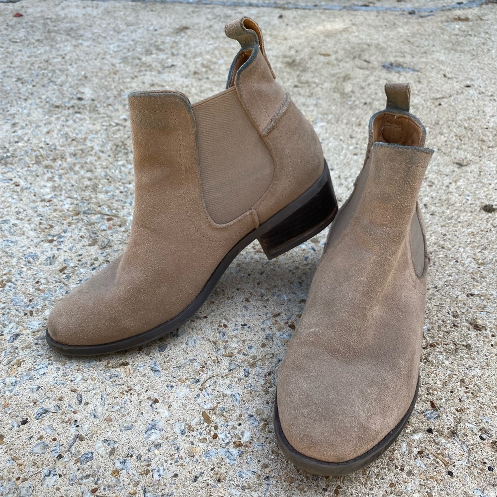 Steve Madden Tan Suede Ankle Boots / Booties - Size 6